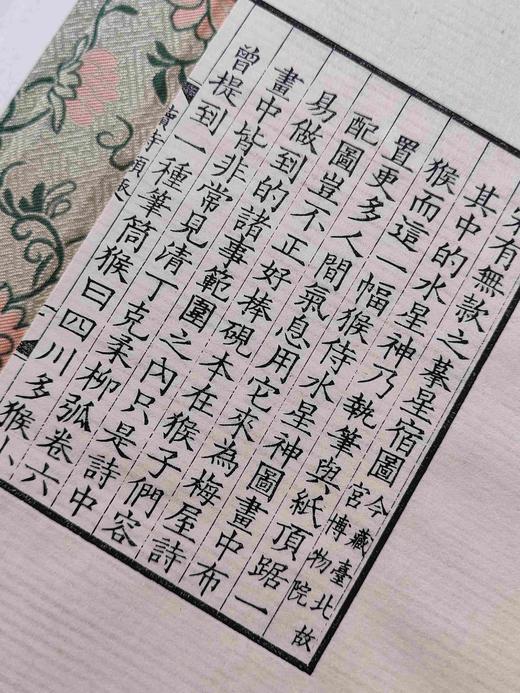 【两种可选】读诗撷趣（扬之水著·玉谿山房雕版刷印·16开线装）

①【钤印本共20部·朱蓝墨三色合函】读诗撷趣（扬之水著·16开·天地盖木盒双重函3册）
雕版 彭磊
刷印 玉谿山馆
装订 祥顺坊
牌记 商品图14