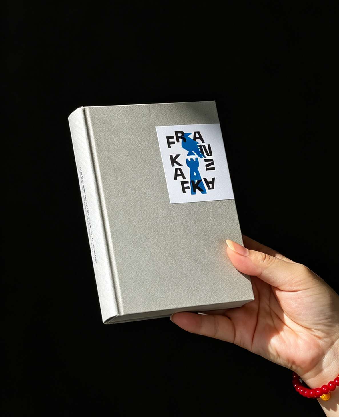 📖 一本可以读很快、也可以读很慢的小书
	
「你可以回避世界的痛苦，这是你的自由。」
	
1917年，34岁的卡夫卡确诊肺结核。他暂停工作，住进妹妹在乡间的家。
在那里，他种菜、晒太阳、读书、写信，