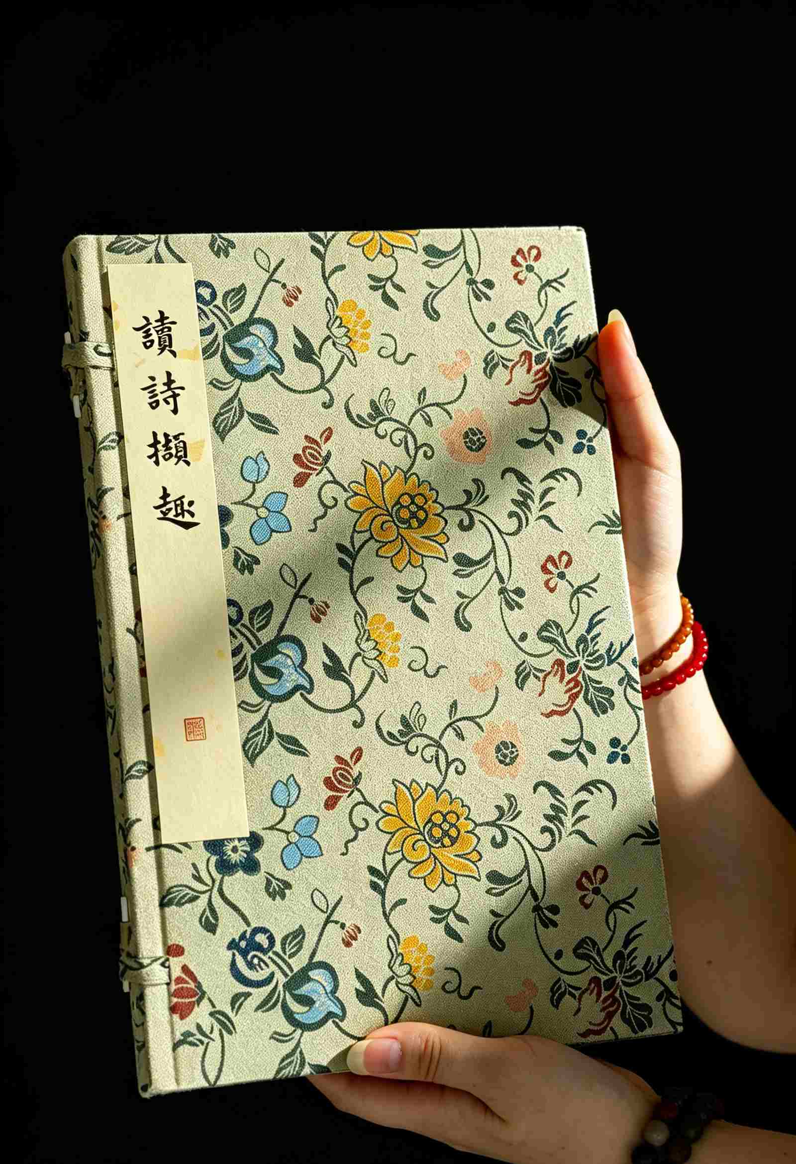 【两种可选】读诗撷趣（扬之水著·玉谿山房雕版刷印·16开线装）

①【钤印本共20部·朱蓝墨三色合函】读诗撷趣（扬之水著·16开·天地盖木盒双重函3册）
雕版 彭磊
刷印 玉谿山馆
装订 祥顺坊
牌记