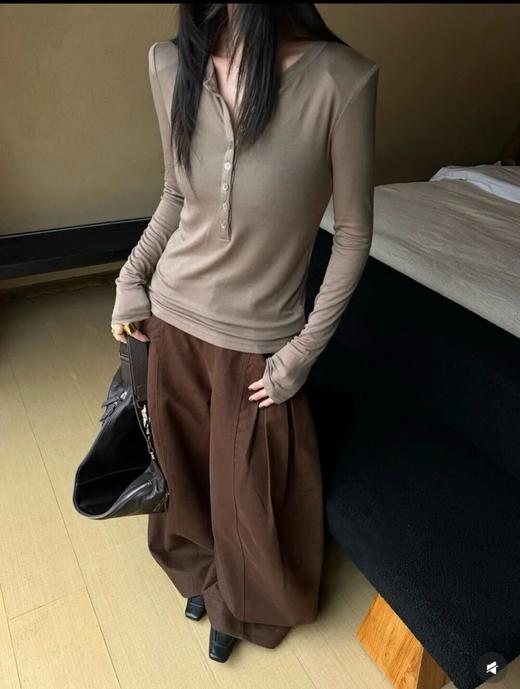 劳拉记忆贝壳七粒扣瘦瘦T  | 顺滑垂感，透气不易闷汗，自带柔和哑光光泽【3-5天发货】 商品图7
