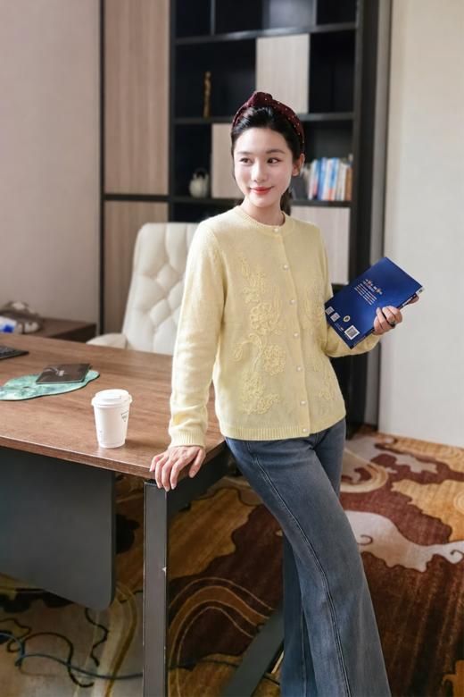 逸红颜明月优选 #「茉云间」真丝羊绒立体花卉刺绣短款开衫，秋冬氛围感的温柔答案 商品图2