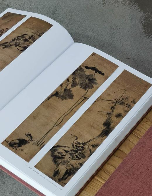 【特惠】《荣宝斋珍藏历代绘画书法集》，“绘画卷”（古代）全三册，8开，布面精装，函套，荣宝斋主编，荣宝斋出版社2012年一版一印，三册定价：1520元，售价：378元。 商品图11