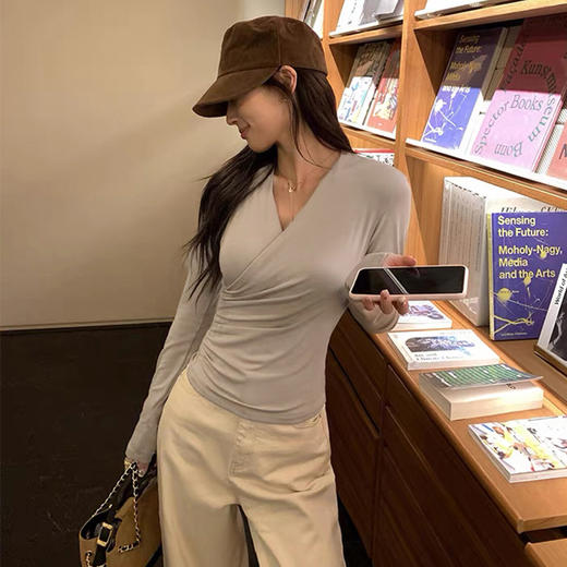 西遇V领交叉打底衫女2026秋季新款收腰褶皱修身显瘦气质长袖上衣SS060894 商品图1