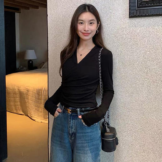 西遇V领交叉打底衫女2026秋季新款收腰褶皱修身显瘦气质长袖上衣SS060894 商品图3