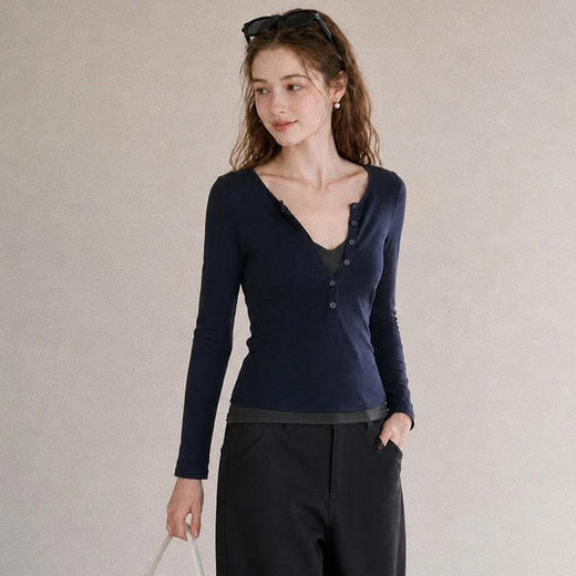 西遇半开扣假两件T恤女2026秋季新款修身显瘦叠穿感短款长袖上衣SS060901 商品图3