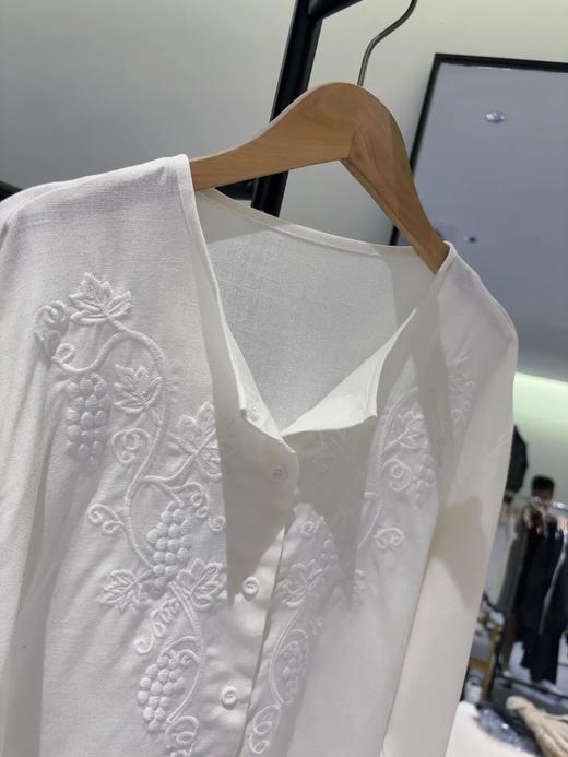法式重工葡萄串衬衫 | 领口两侧做了「定位绣」，重工立体的葡萄串刺绣，非常简约又很显贵，小众有设计感真的特别好搭配【3-5天发货】 商品图4