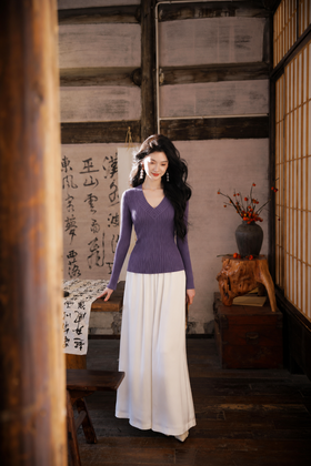 逸红颜明月优选 #「香叙」高弹坑条 V 领针织上衣✨绵羊毛软糯质感，显瘦藏肉，万能打底衫