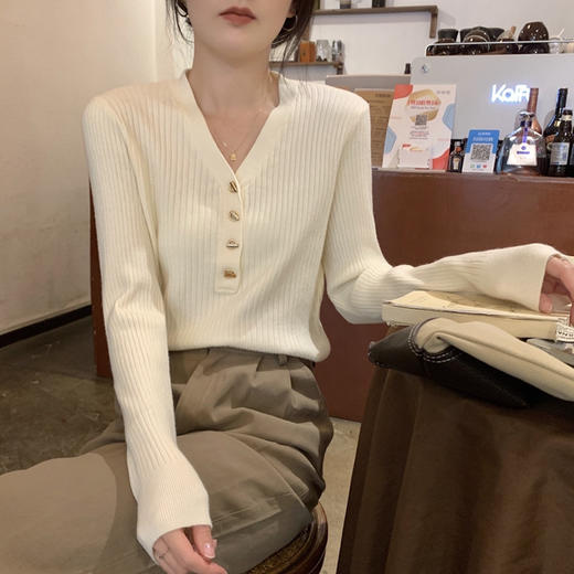 “入秋后该有的温柔”！【迢语--法式坑条V领翻领针织衫】棉柔莫代尔般轻盈软糯材质，厚度适中单穿叠穿打底，上身高弹而不紧绷，视觉显瘦显身材，纤薄肩背版型设计，基础款也能穿出高级感，秋天随意搭氛围感拉满 商品图7