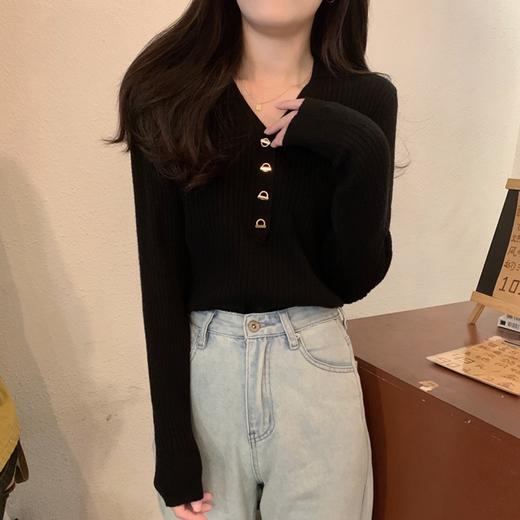 “入秋后该有的温柔”！【迢语--法式坑条V领翻领针织衫】棉柔莫代尔般轻盈软糯材质，厚度适中单穿叠穿打底，上身高弹而不紧绷，视觉显瘦显身材，纤薄肩背版型设计，基础款也能穿出高级感，秋天随意搭氛围感拉满 商品图3