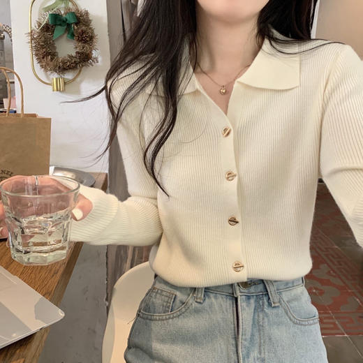 “入秋后该有的温柔”！【迢语--法式坑条V领翻领针织衫】棉柔莫代尔般轻盈软糯材质，厚度适中单穿叠穿打底，上身高弹而不紧绷，视觉显瘦显身材，纤薄肩背版型设计，基础款也能穿出高级感，秋天随意搭氛围感拉满 商品图2