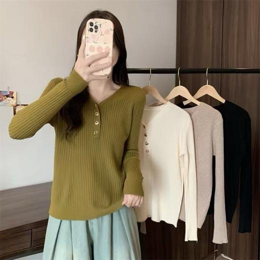 “入秋后该有的温柔”！【迢语--法式坑条V领翻领针织衫】棉柔莫代尔般轻盈软糯材质，厚度适中单穿叠穿打底，上身高弹而不紧绷，视觉显瘦显身材，纤薄肩背版型设计，基础款也能穿出高级感，秋天随意搭氛围感拉满 商品图6
