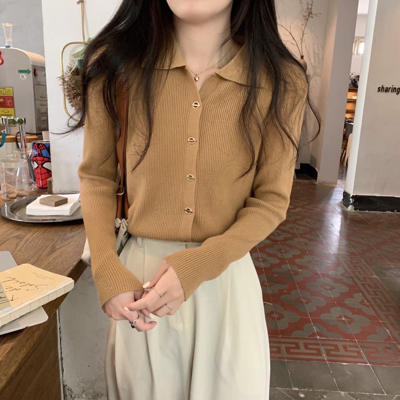 “入秋后该有的温柔”！【迢语--法式坑条V领翻领针织衫】棉柔莫代尔般轻盈软糯材质，厚度适中单穿叠穿打底，上身高弹而不紧绷，视觉显瘦显身材，纤薄肩背版型设计，基础款也能穿出高级感，秋天随意搭氛围感拉满