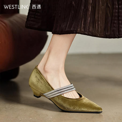【限时秒杀】西遇尖头单鞋女2026新款秋季简约水钻一字带不累脚优雅细跟单鞋V2066662 商品图1