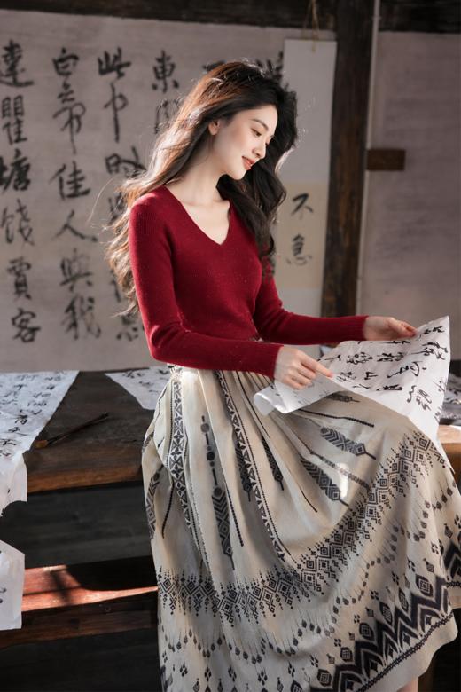 逸红颜明月优选 #【星棠】✨闪丝坑条V领针织打底衫🌷，把小小欢喜穿进日常 商品图1