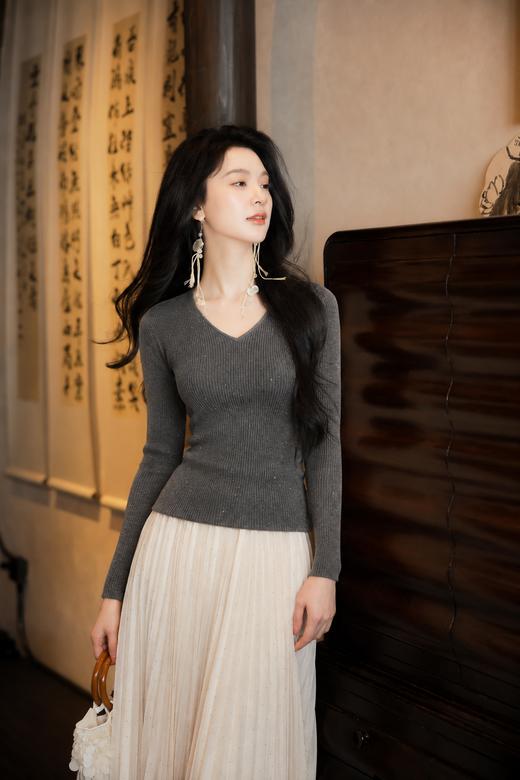逸红颜明月优选 #【星棠】✨闪丝坑条V领针织打底衫🌷，把小小欢喜穿进日常 商品图4