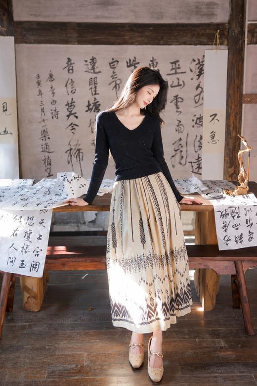 逸红颜明月优选 #【星棠】✨闪丝坑条V领针织打底衫🌷，把小小欢喜穿进日常 商品图2