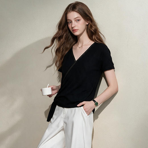 【限时秒杀】西遇法式黑色交叉V领针织短袖T恤女2026秋季绑带收腰修身短款上衣SS060796 商品图1