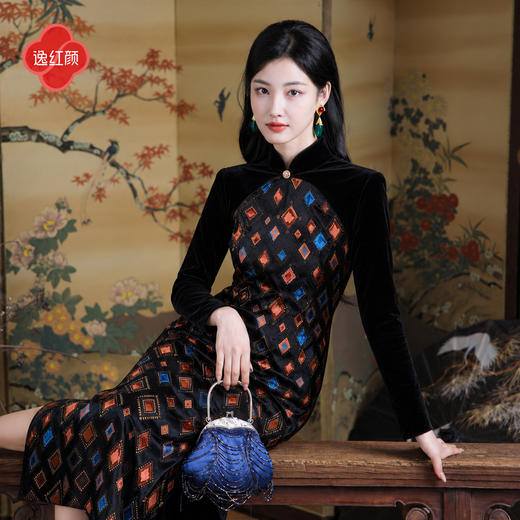 逸红颜《梵蒂漫》2026秋新款弹力丝绒拼接彩菱印花新中式旗袍女 商品图3