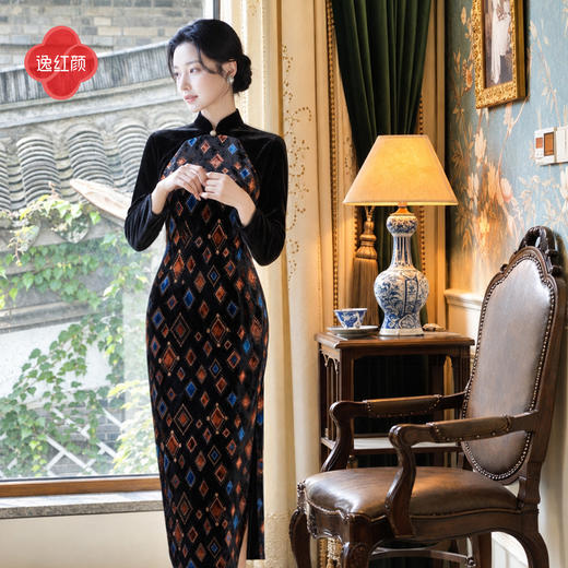 逸红颜《梵蒂漫》2026秋新款弹力丝绒拼接彩菱印花新中式旗袍女 商品图1