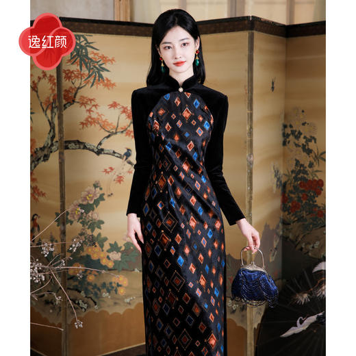 逸红颜《梵蒂漫》2026秋新款弹力丝绒拼接彩菱印花新中式旗袍女 商品图2