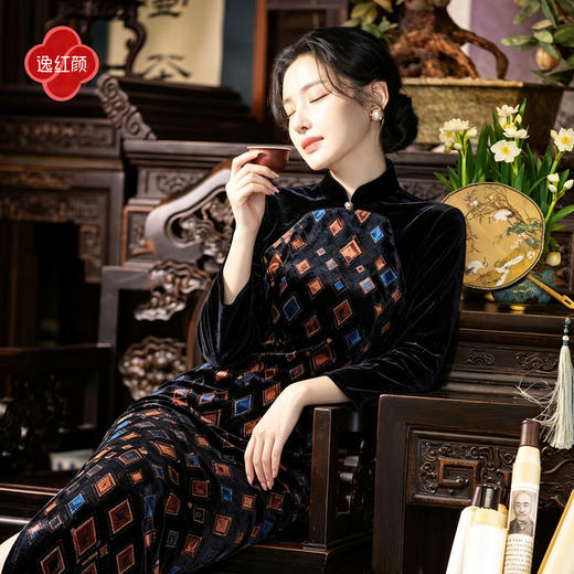 逸红颜《梵蒂漫》2026秋新款弹力丝绒拼接彩菱印花新中式旗袍女 商品图0