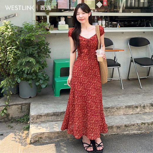 西遇红色碎花v领连衣裙女2026年夏季新款小飞飞袖系带收腰A字长裙SS060339 商品图3
