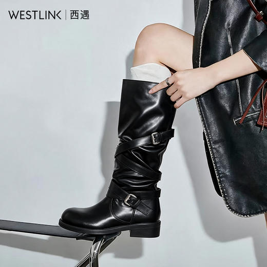 西遇高靴女2026新款冬季褶皱皮带扣圆头高筒复古显瘦骑士高靴V2366674 商品图3