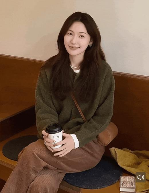 苔藓绿毛衣 | 既显白又不挑肤色，宽松直筒的版型，把慵懒拿捏得刚刚好，不挑身材、不贴肉【3-5天发货】 商品图3