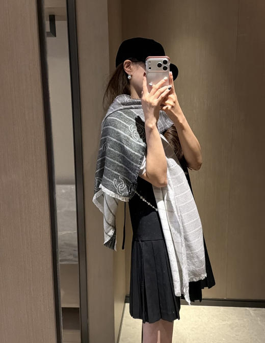 香奶奶 26C横线渐变流苏双C满logo围巾披肩092403 商品图6