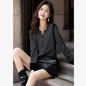 西遇韩系撞色拼接V领T恤女2026秋季单排扣气质显瘦长袖上衣SS060960