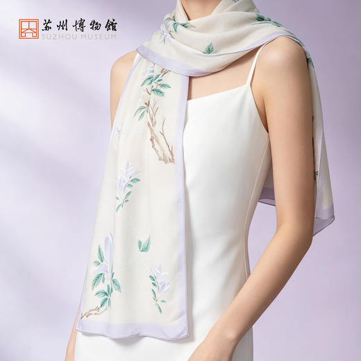 苏州博物馆 真丝长巾沈周辛夷/百合配拎袋100%桑蚕丝绮云纱礼盒送礼 商品图1