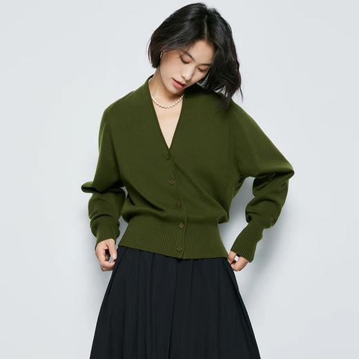 西遇法式极简V领针织开衫女2026秋冬苔藓绿高级感气质上衣SS060992 商品图2