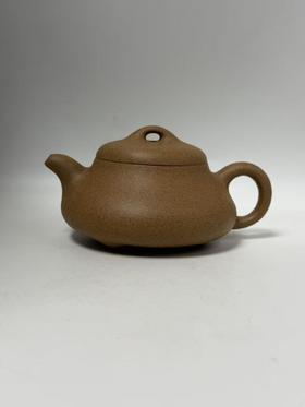  25泥料 黄金段泥　｜　容量 200cc　｜　尺寸 通高 6.8 × 通径 13.4 × 口径 5.4 cm　｜　工艺 半手工　｜　作者 陈嘉佳