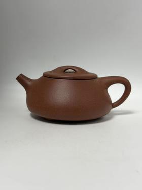 20泥料 红降坡　｜　容量 240cc　｜　尺寸 通高 7.2 × 通径 14.6 × 口径 6.0 cm　｜　工艺 半手工　｜　作者 陈军