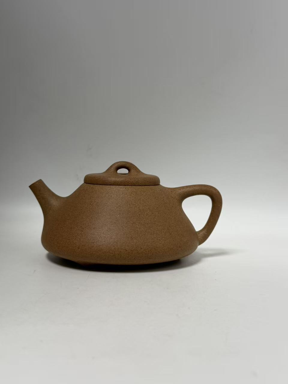  24 泥料 黄金段泥　｜　容量 180cc　｜　尺寸 通高 6.6 × 通径 13.3 × 口径 5.5 cm　｜　工艺 半手工　｜　作者 陈嘉佳
