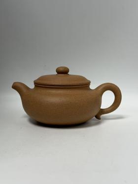  23泥料 黄金段泥　｜　容量 230cc　｜　尺寸 通高 7.4 × 通径 13.2 × 口径 6.6 cm　｜　工艺 半手工　｜　作者 陈嘉佳
