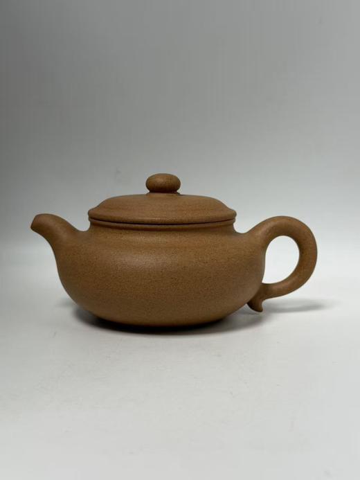  23泥料 黄金段泥　｜　容量 230cc　｜　尺寸 通高 7.4 × 通径 13.2 × 口径 6.6 cm　｜　工艺 半手工　｜　作者 陈嘉佳 商品图0