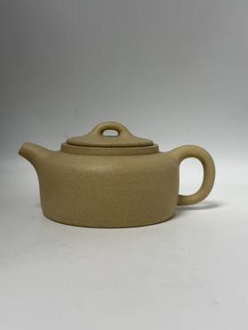 泥料 本山绿泥　｜　容量 210cc　｜　尺寸 通高 8.8 × 通径 12.6 × 口径 6.4 cm　｜　工艺 全手工　｜　作者 夏疆
