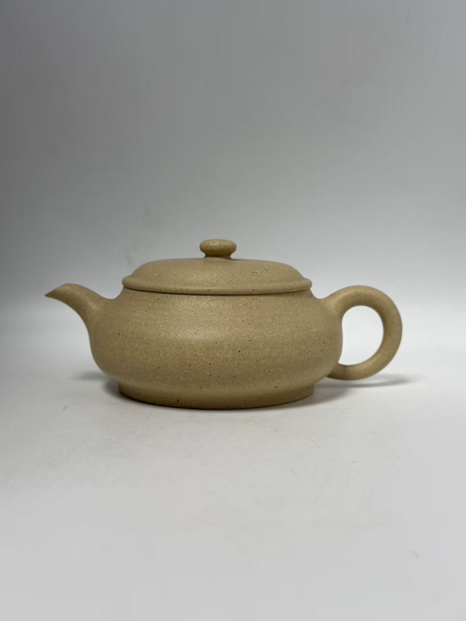 30泥料 本山绿泥　｜　容量 170cc　｜　尺寸 通高 6.6 × 通径 11.6 × 口径 5.6 cm　｜　工艺 全手工　｜　作者 李杰