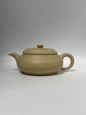 30泥料 本山绿泥　｜　容量 170cc　｜　尺寸 通高 6.6 × 通径 11.6 × 口径 5.6 cm　｜　工艺 全手工　｜　作者 李杰