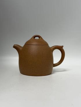 27泥料 黄金段泥　｜　容量 190cc　｜　尺寸 通高 9.2 × 通径 11.6 × 口径 5.4 cm　｜　工艺 半手工　｜　作者 陈嘉佳