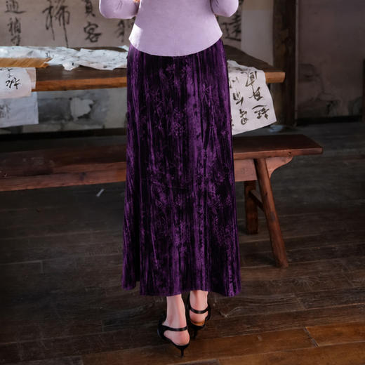 逸红颜《紫璎》2026秋新显瘦舒适竖纹压花丝绒弹力腰A摆半身裙女 商品图3
