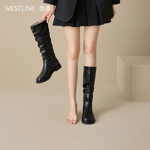西遇复古堆堆靴女2026新款冬季褶皱高筒骑士靴显瘦皮带扣马丁靴V0066717 商品图0