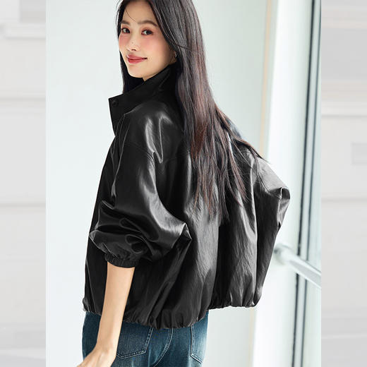 西遇松弛显瘦风皮外套女2026秋季松弛感显瘦短款翻领光泽夹克SS061025 商品图3