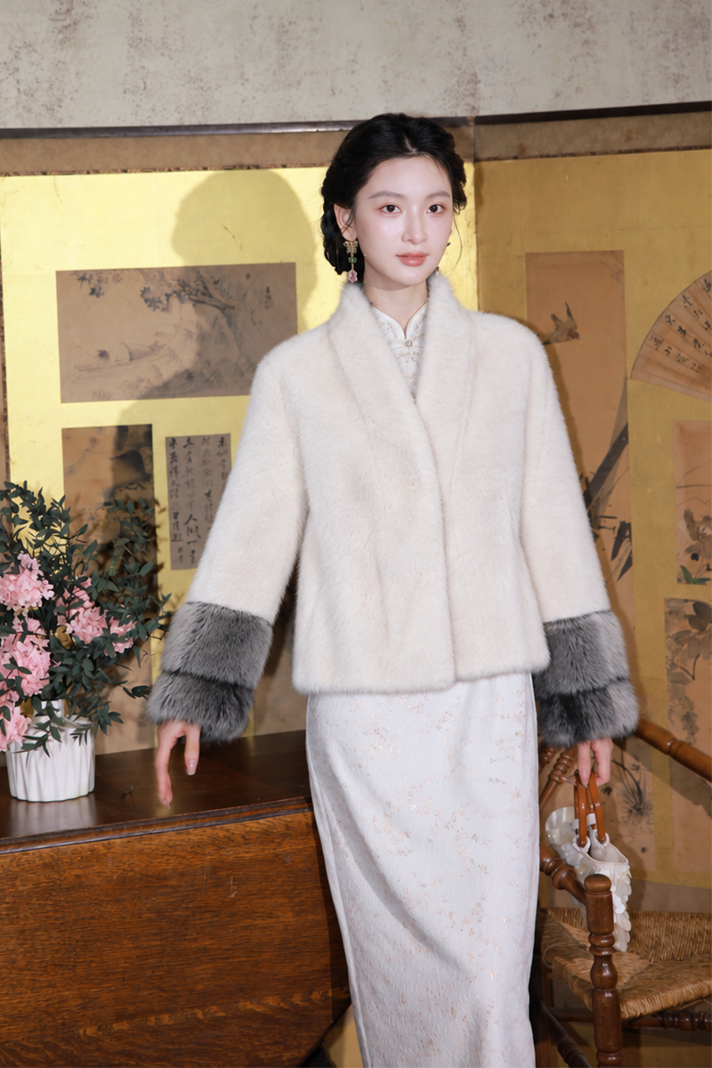 逸红颜明月优选 #「霜裘」保暖环保皮草宽翻领直身短外套，把复古的俏穿进冬天，耐造好打理的贵妇款
