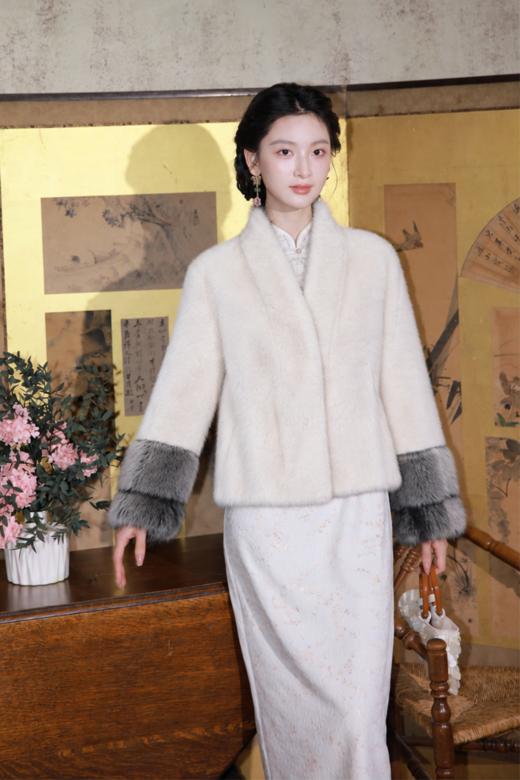 逸红颜明月优选 #「霜裘」保暖环保皮草宽翻领直身短外套，把复古的俏穿进冬天，耐造好打理的贵妇款 商品图0