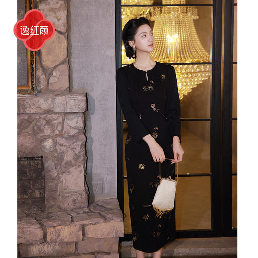 逸红颜《皓之镧》2026秋新款弹力珠片绣花中式礼服通勤连衣裙女 商品图3