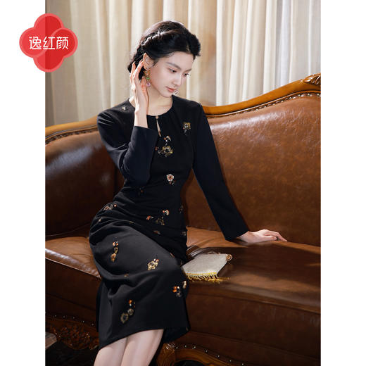 逸红颜《皓之镧》2026秋新款弹力珠片绣花中式礼服通勤连衣裙女 商品图0