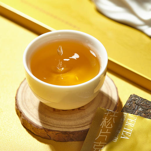 疯抢中！！免费试喝【洪海古树·轻松片克】易武春采生茶/勐海熟茶/临沧白茶 30片*6g礼盒装180g 赠手提礼袋 商品图7