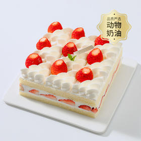 【草莓魔方】新鲜草莓饱满多汁，搭配绵密奶油与轻盈蛋糕胚，清甜细腻（上海幸福西饼蛋糕）